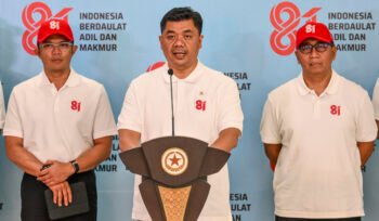 Wakil Menteri Sekretaris Negara (Wamensesneg) Juri Ardiantoro (tengah) didampingi Sekretaris Presiden Ariyo Windutomo (kiri) dan Sekretaris Kementerian Sekretariat Negara Setya Utama (kanan) menyampaikan keterangan pers terkait rangkaian kegiatan Bulan Kemerdekaan di Kantor Kementerian Sekretariat Negara, Jakarta, Jumat (31/7/2026). Wamensesneg mengatakan rangkaian peringatan HUT Ke-81 Kemerdekaan RI di Jakarta akan diawali Zikir Kebangsaan di Monas pada 1 Agustus, dilanjutkan Sidang Tahunan MPR pada 14 Agustus, Renungan Suci di Taman Makam Pahlawan (TMP) Kalibata pada 15 Agustus, Upacara Detik-Detik Proklamasi di Istana Merdeka serta Pesta Rakyat di Monas dan Merdeka Fun Run pada 17 Agustus. ANTARA FOTO/Galih Pradipta/kye