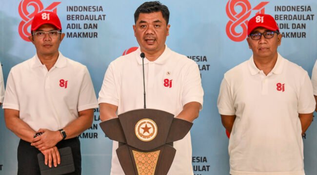 Wakil Menteri Sekretaris Negara (Wamensesneg) Juri Ardiantoro (tengah) didampingi Sekretaris Presiden Ariyo Windutomo (kiri) dan Sekretaris Kementerian Sekretariat Negara Setya Utama (kanan) menyampaikan keterangan pers terkait rangkaian kegiatan Bulan Kemerdekaan di Kantor Kementerian Sekretariat Negara, Jakarta, Jumat (31/7/2026). Wamensesneg mengatakan rangkaian peringatan HUT Ke-81 Kemerdekaan RI di Jakarta akan diawali Zikir Kebangsaan di Monas pada 1 Agustus, dilanjutkan Sidang Tahunan MPR pada 14 Agustus, Renungan Suci di Taman Makam Pahlawan (TMP) Kalibata pada 15 Agustus, Upacara Detik-Detik Proklamasi di Istana Merdeka serta Pesta Rakyat di Monas dan Merdeka Fun Run pada 17 Agustus. ANTARA FOTO/Galih Pradipta/kye