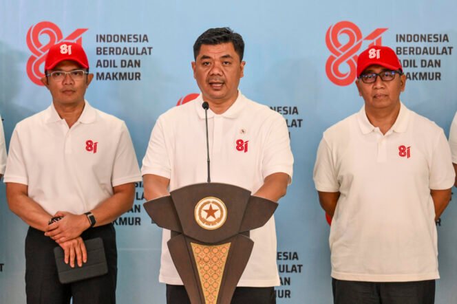 
					Wakil Menteri Sekretaris Negara (Wamensesneg) Juri Ardiantoro (tengah) didampingi Sekretaris Presiden Ariyo Windutomo (kiri) dan Sekretaris Kementerian Sekretariat Negara Setya Utama (kanan) menyampaikan keterangan pers terkait rangkaian kegiatan Bulan Kemerdekaan di Kantor Kementerian Sekretariat Negara, Jakarta, Jumat (31/7/2026). Wamensesneg mengatakan rangkaian peringatan HUT Ke-81 Kemerdekaan RI di Jakarta akan diawali Zikir Kebangsaan di Monas pada 1 Agustus, dilanjutkan Sidang Tahunan MPR pada 14 Agustus, Renungan Suci di Taman Makam Pahlawan (TMP) Kalibata pada 15 Agustus, Upacara Detik-Detik Proklamasi di Istana Merdeka serta Pesta Rakyat di Monas dan Merdeka Fun Run pada 17 Agustus. ANTARA FOTO/Galih Pradipta/kye