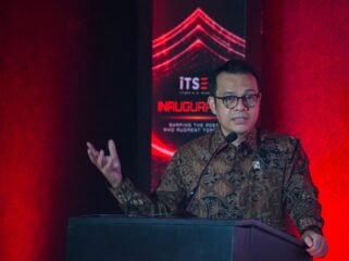 Wamenkomdigi Nezar Patria menjadi pembicara dalam ITSEV Cyber dan AI Academy Grand Launching di Noble House, Mega Kuningan, Jakarta Selatan. (foto: Humas Kemkomdigi)