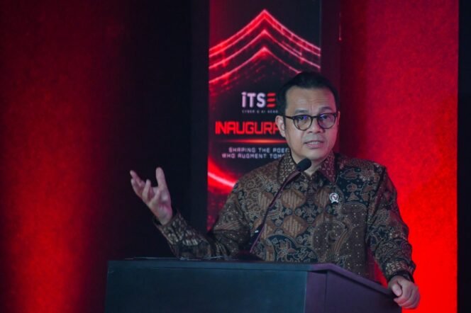 
					Wamenkomdigi Nezar Patria menjadi pembicara dalam ITSEV Cyber dan AI Academy Grand Launching di Noble House, Mega Kuningan, Jakarta Selatan. (foto: Humas Kemkomdigi)