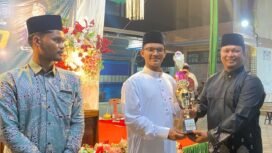 SERAHKAN TROPI: Camat Julok, H. Muhammad Ishak, menyerahkan tropi untuk pemenang Lomba Baca Albarzanji Tingkat Kecamatan Julok di Komplek Masjid Al Kubra Kuta Binjei, Aceh Timur, Senin (7/9). Foto Dok. Humas Kantor Kecamatan Julok