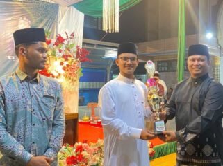 SERAHKAN TROPI: Camat Julok, H. Muhammad Ishak, menyerahkan tropi untuk pemenang Lomba Baca Albarzanji Tingkat Kecamatan Julok di Komplek Masjid Al Kubra Kuta Binjei, Aceh Timur, Senin (7/9). Foto Dok. Humas Kantor Kecamatan Julok
