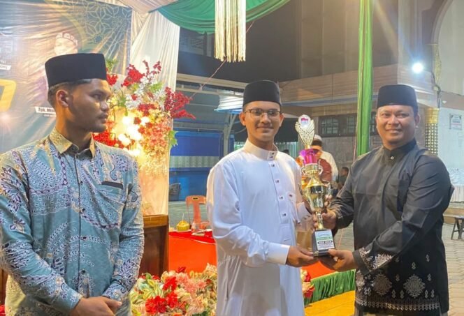
					SERAHKAN TROPI: Camat Julok, H. Muhammad Ishak, menyerahkan tropi untuk pemenang Lomba Baca Albarzanji Tingkat Kecamatan Julok di Komplek Masjid Al Kubra Kuta Binjei, Aceh Timur, Senin (7/9). Foto Dok. Humas Kantor Kecamatan Julok