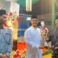 SERAHKAN TROPI: Camat Julok, H. Muhammad Ishak, menyerahkan tropi untuk pemenang Lomba Baca Albarzanji Tingkat Kecamatan Julok di Komplek Masjid Al Kubra Kuta Binjei, Aceh Timur, Senin (7/9). Foto Dok. Humas Kantor Kecamatan Julok