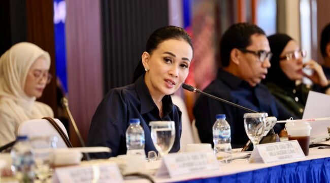 Anggota Komisi I DPR RI Amelia Anggraini saat mengikuti kunjungan kerja Komisi I DPR RI ke Landasan Udara Adi Soemarmo, Surakarta, Jawa Tengah, Jumat (25/09/2026). Foto: Mahendra/Karisma