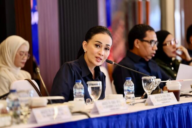
					Anggota Komisi I DPR RI Amelia Anggraini saat mengikuti kunjungan kerja Komisi I DPR RI ke Landasan Udara Adi Soemarmo, Surakarta, Jawa Tengah, Jumat (25/09/2026). Foto: Mahendra/Karisma