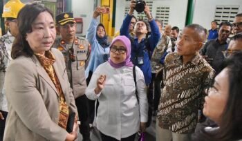 Anggota Komisi VII DPR Siti Mukaromah saat peninjauan lapangan di pabrik PT BEST Semarang, Jawa tengah, Jumat (18/09/2026). Foto: Aaron/sai