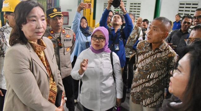 Anggota Komisi VII DPR Siti Mukaromah saat peninjauan lapangan di pabrik PT BEST Semarang, Jawa tengah, Jumat (18/09/2026). Foto: Aaron/sai