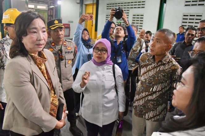 
					Anggota Komisi VII DPR Siti Mukaromah saat peninjauan lapangan di pabrik PT BEST Semarang, Jawa tengah, Jumat (18/09/2026). Foto: Aaron/sai
