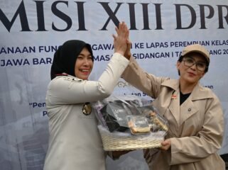 Anggota Komisi XIII Rieke Diah Pitalola saat kunjungan kerja spesifik Komisi XIII DPR RI ke Lapas Perempuan Kelas IIA Bandung, Jawa Barat, Jumat Petang (25/9/2026). Foto: Wilga/Karisma
