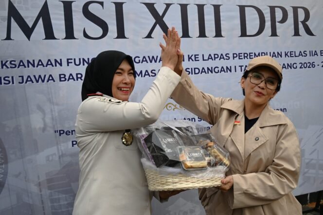 
					Anggota Komisi XIII Rieke Diah Pitalola saat kunjungan kerja spesifik Komisi XIII DPR RI ke Lapas Perempuan Kelas IIA Bandung, Jawa Barat, Jumat Petang (25/9/2026). Foto: Wilga/Karisma