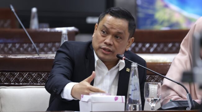 Anggota Komisi XI DPR RI Charles Meikyansah, dalam Rapat Dengar Pendapat Umum (RDPU) Komisi XI DPR RI bersama perwakilan BWI dan DSI di Gedung Nusantara I, Kompleks Parlemen, Senayan, Jakarta, Selasa (22/9/2026). Foto: Kresno/Karisma
