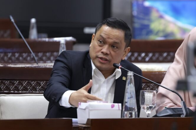
					Anggota Komisi XI DPR RI Charles Meikyansah, dalam Rapat Dengar Pendapat Umum (RDPU) Komisi XI DPR RI bersama perwakilan BWI dan DSI di Gedung Nusantara I, Kompleks Parlemen, Senayan, Jakarta, Selasa (22/9/2026). Foto: Kresno/Karisma
