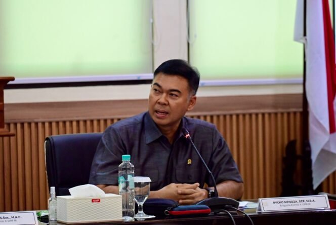 
					Anggota Komisi X DPR RI Rycko Menoza dalam Kunjungan Kerja Panja RUU tentang Statistik Komisi X DPR RI ke Kantor BPS Kabupaten Tegal, Jawa Tengah, Kamis (17/9/2026). Foto: Alya/Karisma