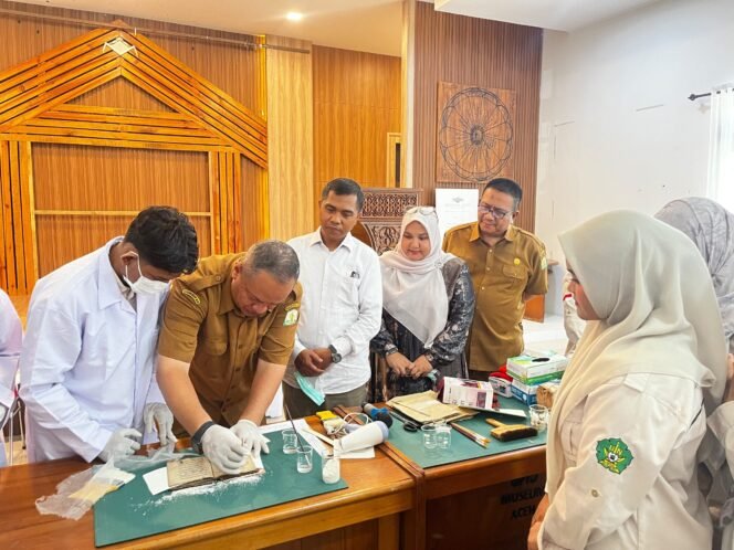 
					Mahasiswa Ilmu Perpustakaan UIN Ar-Raniry Praktik Restorasi Naskah di Museum Aceh