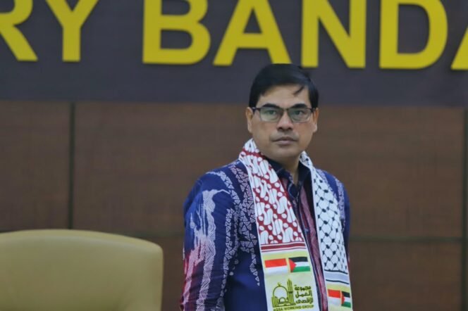 
					Rektor Universitas Islam Negeri (UIN) Ar-Raniry Banda Aceh Prof Dr Mujiburrahman MAg