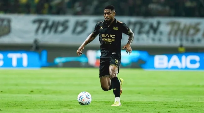 Gelandang bertahan Dewa United Banten FC, Jean Mangabeira