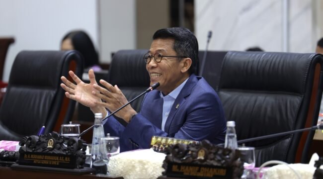 Ketua Komisi XI DPR RI Mukhamad Misbakhun, dalam Rapat Dengar Pendapat Umum (RDPU) di Gedung Nusantara I, Kompleks Parlemen, Senayan, Jakarta, Selasa (22/9). Foto: Kresno/Karisma