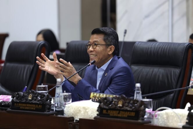 
					Ketua Komisi XI DPR RI Mukhamad Misbakhun, dalam Rapat Dengar Pendapat Umum (RDPU) di Gedung Nusantara I, Kompleks Parlemen, Senayan, Jakarta, Selasa (22/9). Foto: Kresno/Karisma