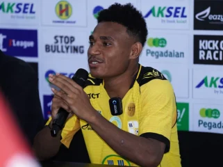 Pemain lokal Korneles Howay 