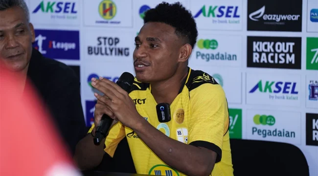 Pemain lokal Korneles Howay 