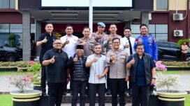 Tim Kunjungan Kerja MKD DPR RI dipimpin Wakil Ketua MKD R.H. Imron Amin dan Hasan Basri Agus berfoto bersama Kapolres Kutai Kartanegara AKBP Khairul Basyar beserta jajaran di halaman Mapolres Kutai Kartanegara di Kalimantan Timur pada Rabu (23/9/2026). Foto: Nadya/jk