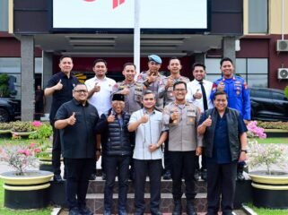 Tim Kunjungan Kerja MKD DPR RI dipimpin Wakil Ketua MKD R.H. Imron Amin dan Hasan Basri Agus berfoto bersama Kapolres Kutai Kartanegara AKBP Khairul Basyar beserta jajaran di halaman Mapolres Kutai Kartanegara di Kalimantan Timur pada Rabu (23/9/2026). Foto: Nadya/jk