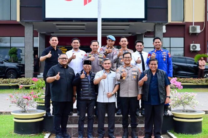 
					Tim Kunjungan Kerja MKD DPR RI dipimpin Wakil Ketua MKD R.H. Imron Amin dan Hasan Basri Agus berfoto bersama Kapolres Kutai Kartanegara AKBP Khairul Basyar beserta jajaran di halaman Mapolres Kutai Kartanegara di Kalimantan Timur pada Rabu (23/9/2026). Foto: Nadya/jk