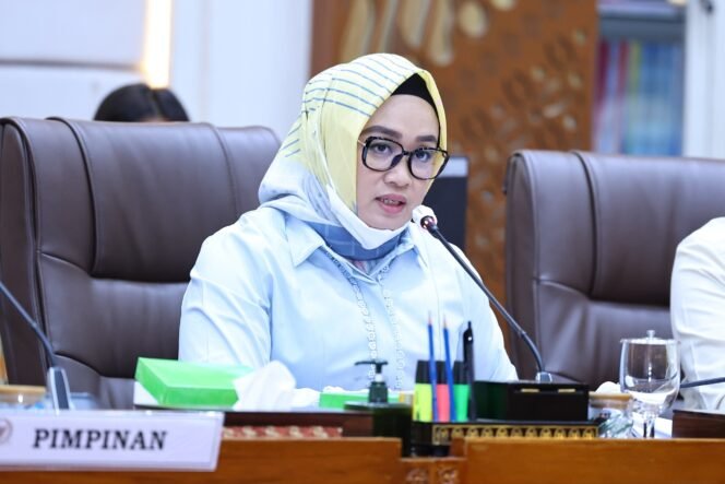 
					Wakil Ketua Komisi IX DPR RI Putih Sari, dalam RDPU dengan Ikatan Apoteker Jawa Barat, di Kompleks Parlemen, Senayan, Jakarta pada Senin (7/9/2026). Foto: Farhan/Karisma