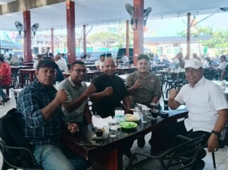 Bupati Aceh Besar Muharram Idris (Syech Muharram) foto bersama pengurus SMSI Aceh Besar usai pertemuan silaturahmi di salah satu warung kopi kawasan Lampenerut, Aceh Besar, Rabu (9/9/2026). Foto: SMSI Aceh Besar.