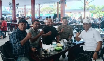 Bupati Aceh Besar Muharram Idris (Syech Muharram) foto bersama pengurus SMSI Aceh Besar usai pertemuan silaturahmi di salah satu warung kopi kawasan Lampenerut, Aceh Besar, Rabu (9/9/2026). Foto: SMSI Aceh Besar.