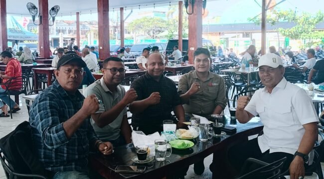 Bupati Aceh Besar Muharram Idris (Syech Muharram) foto bersama pengurus SMSI Aceh Besar usai pertemuan silaturahmi di salah satu warung kopi kawasan Lampenerut, Aceh Besar, Rabu (9/9/2026). Foto: SMSI Aceh Besar.