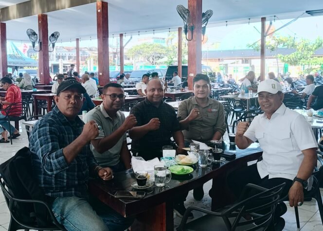 
					Bupati Aceh Besar Muharram Idris (Syech Muharram) foto bersama pengurus SMSI Aceh Besar usai pertemuan silaturahmi di salah satu warung kopi kawasan Lampenerut, Aceh Besar, Rabu (9/9/2026). Foto: SMSI Aceh Besar.