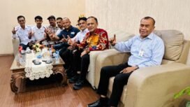  Pengurus SMSI Kabupaten Aceh Besar bersama Pimpinan Bank Aceh Syariah Cabang Jantho, Mursal, usai silaturahmi dan audiensi di Jantho, Rabu (16/9/2026). Foto: SMSI Aceh Besar.