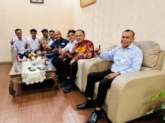  Pengurus SMSI Kabupaten Aceh Besar bersama Pimpinan Bank Aceh Syariah Cabang Jantho, Mursal, usai silaturahmi dan audiensi di Jantho, Rabu (16/9/2026). Foto: SMSI Aceh Besar.