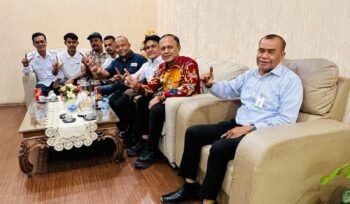  Pengurus SMSI Kabupaten Aceh Besar bersama Pimpinan Bank Aceh Syariah Cabang Jantho, Mursal, usai silaturahmi dan audiensi di Jantho, Rabu (16/9/2026). Foto: SMSI Aceh Besar.