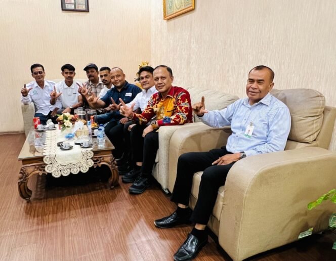 
					 Pengurus SMSI Kabupaten Aceh Besar bersama Pimpinan Bank Aceh Syariah Cabang Jantho, Mursal, usai silaturahmi dan audiensi di Jantho, Rabu (16/9/2026). Foto: SMSI Aceh Besar.
