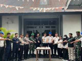 Petugas Rutan Kelas IIB Jantho bersama personel Polres Aceh Besar dan Koramil 17/Kota Jantho memperlihatkan sejumlah barang terlarang usai melakukan penggeledahan kamar hunian warga binaan dalam razia gabungan dan tes urine, Kamis (17/9/2026). Foto: (Dokumen Rutan Jantho).