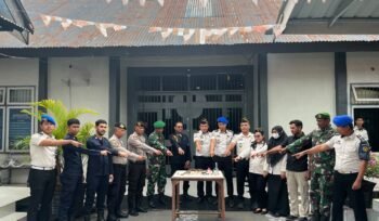Petugas Rutan Kelas IIB Jantho bersama personel Polres Aceh Besar dan Koramil 17/Kota Jantho memperlihatkan sejumlah barang terlarang usai melakukan penggeledahan kamar hunian warga binaan dalam razia gabungan dan tes urine, Kamis (17/9/2026). Foto: (Dokumen Rutan Jantho).