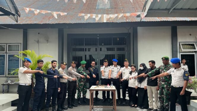 
					Petugas Rutan Kelas IIB Jantho bersama personel Polres Aceh Besar dan Koramil 17/Kota Jantho memperlihatkan sejumlah barang terlarang usai melakukan penggeledahan kamar hunian warga binaan dalam razia gabungan dan tes urine, Kamis (17/9/2026). Foto: (Dokumen Rutan Jantho).