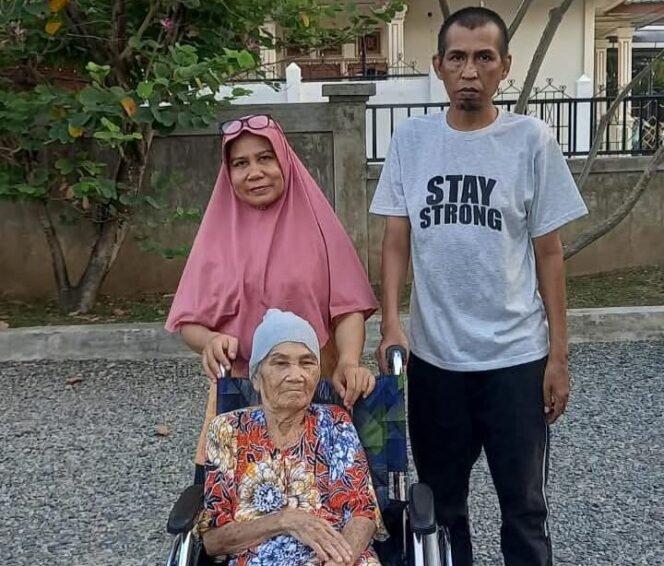
					Peduli Lansia, Dinsos Aceh Berikan Kursi Roda kepada Sariana Hasibuan