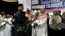 Camat Julol, H. Muhammad Ishak, menyerahkan tropi dalam penutupan MTQ X Julok di Komplek Kantor Camat Julol di Kuta Binjei, Aceh Timur, Kamis (24/9) malam.