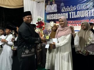 Camat Julol, H. Muhammad Ishak, menyerahkan tropi dalam penutupan MTQ X Julok di Komplek Kantor Camat Julol di Kuta Binjei, Aceh Timur, Kamis (24/9) malam.