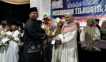 Camat Julol, H. Muhammad Ishak, menyerahkan tropi dalam penutupan MTQ X Julok di Komplek Kantor Camat Julol di Kuta Binjei, Aceh Timur, Kamis (24/9) malam.