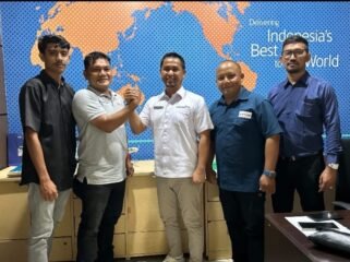 Ketua SMSI Aceh Besar Zulfikar, S.Pd., bersama pengurus saat melakukan audiensi dengan General Manager (GM) Garuda Indonesia Perwakilan Banda Aceh, Jufriandi, di Banda Aceh, Senin (21/9/2026). Foto: SMSI Aceh Besar.