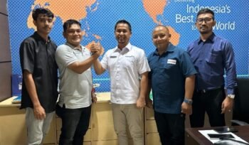 Ketua SMSI Aceh Besar Zulfikar, S.Pd., bersama pengurus saat melakukan audiensi dengan General Manager (GM) Garuda Indonesia Perwakilan Banda Aceh, Jufriandi, di Banda Aceh, Senin (21/9/2026). Foto: SMSI Aceh Besar.