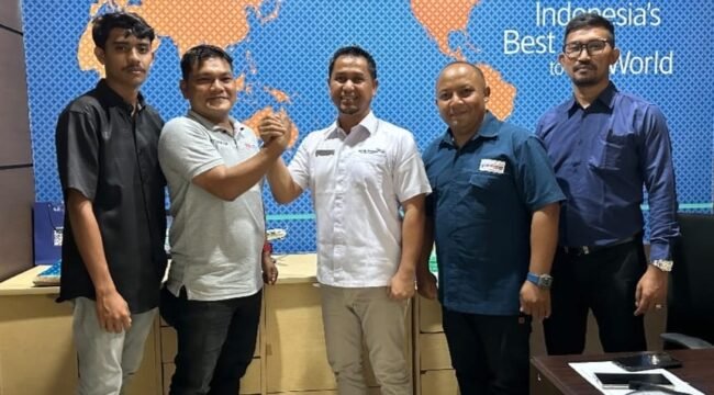 Ketua SMSI Aceh Besar Zulfikar, S.Pd., bersama pengurus saat melakukan audiensi dengan General Manager (GM) Garuda Indonesia Perwakilan Banda Aceh, Jufriandi, di Banda Aceh, Senin (21/9/2026). Foto: SMSI Aceh Besar.