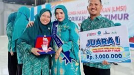 Ketua Forikan Aceh Timur, Ny. Dr. Lismawani, menyerahkan plakat dan hadiah untuk Ketua TP PKK Julok, Ny. Raudhatul Jannah, S.Pd.I, M.Pd, dalam Lomba Memasak Serba Ikan yang digelar di Gedung ISC Aceh Timur di Idi, Kamis (3/9).