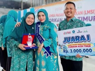 Ketua Forikan Aceh Timur, Ny. Dr. Lismawani, menyerahkan plakat dan hadiah untuk Ketua TP PKK Julok, Ny. Raudhatul Jannah, S.Pd.I, M.Pd, dalam Lomba Memasak Serba Ikan yang digelar di Gedung ISC Aceh Timur di Idi, Kamis (3/9).